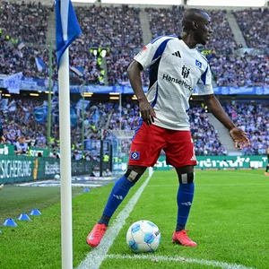 Jean-Luc Dompé legt sich den Ball vor einem Eckstoß zurecht.