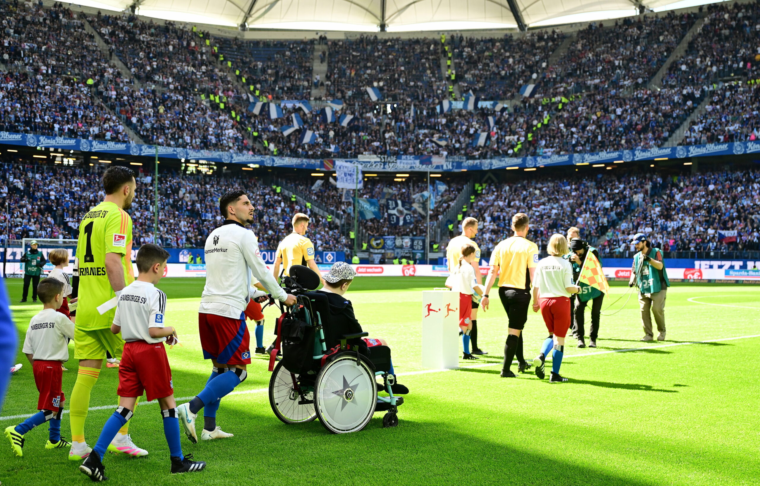 HSV-Spieler laufen ins Volksparkstadion ein.
