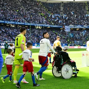 HSV-Spieler laufen ins Volksparkstadion ein.