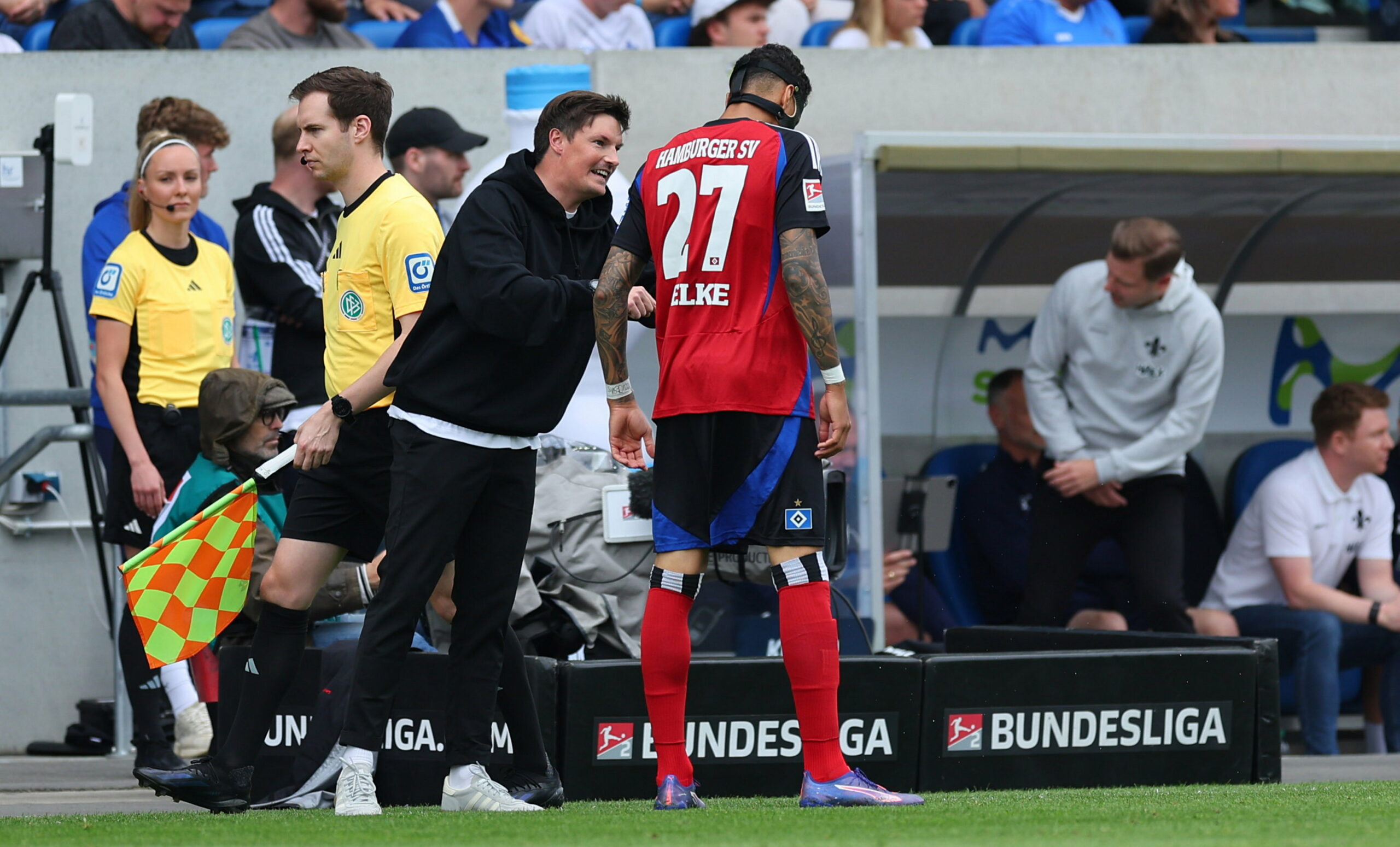 Merlin Polzin gibt Davie Selke an der Seitenlinie Anweisungen