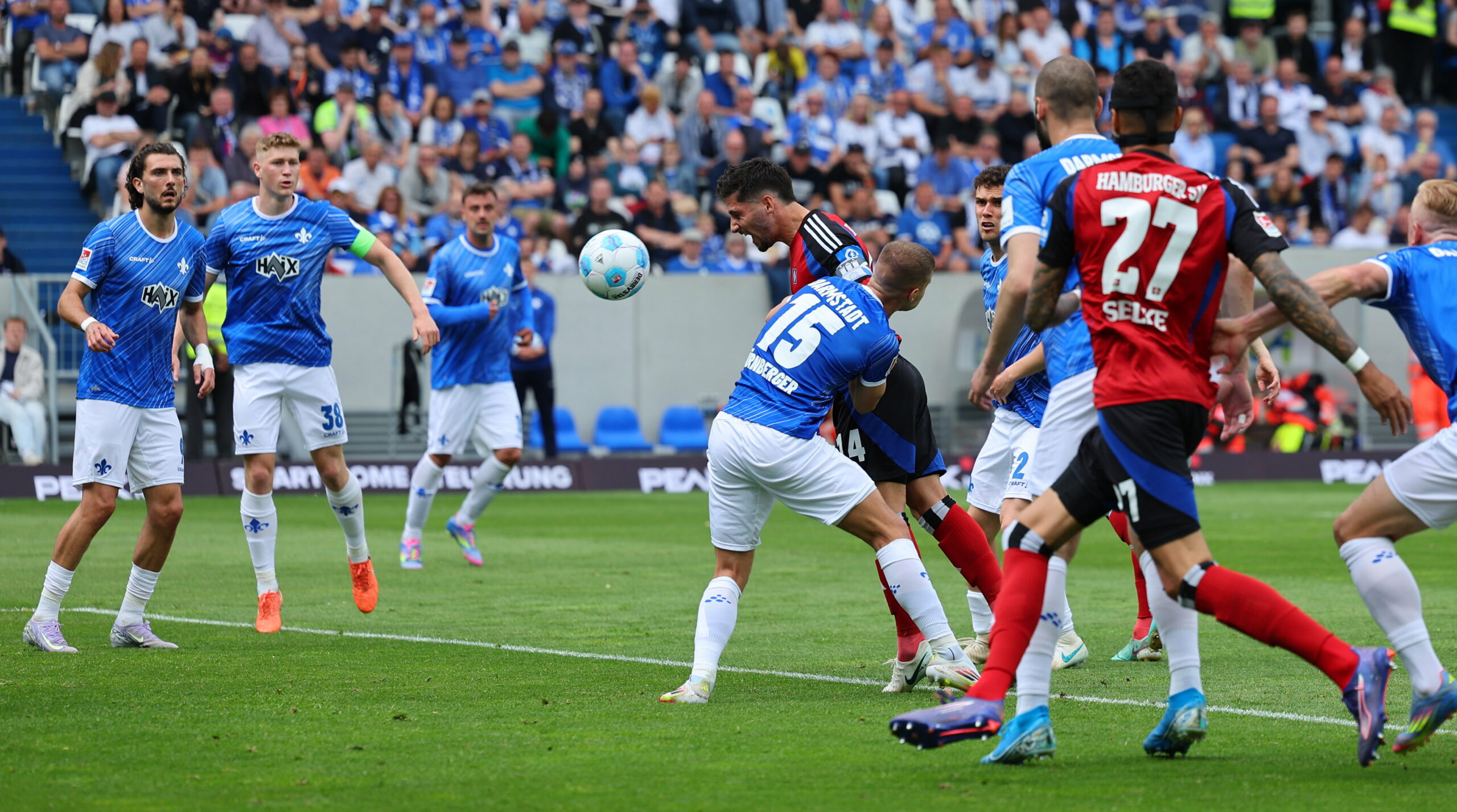 Ludovit Reis trifft per Kopf nach einer Muheim-Ecke für den HSV zum 1:0 in Darmstadt.
