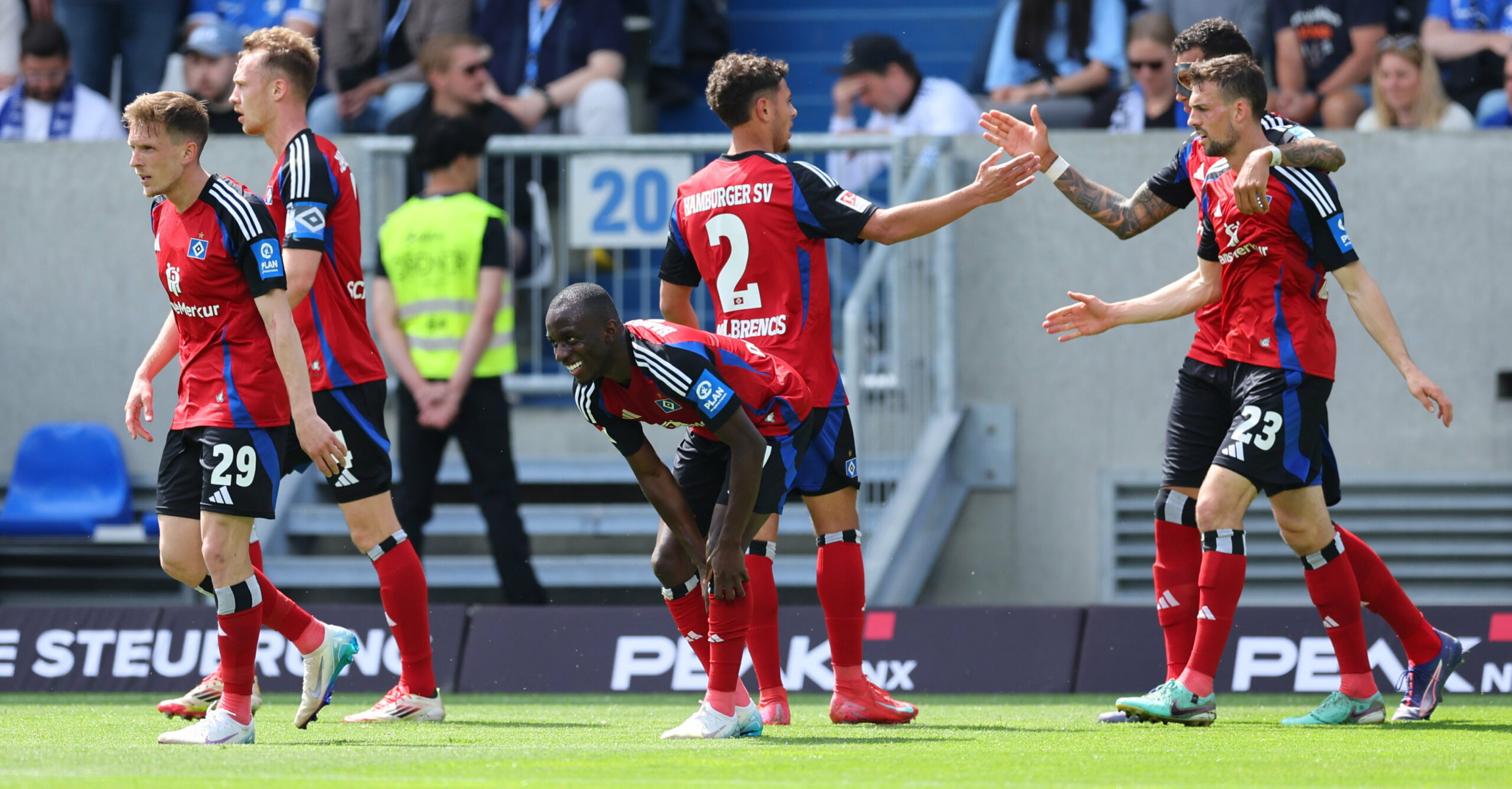 Die HSV-Spieler klatschen sich ab