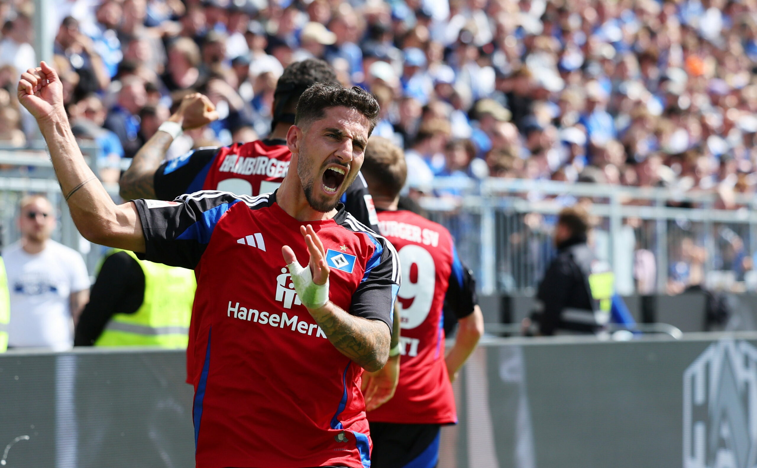 Ludovit Reis jubelt schreiend und mit seinen Armen