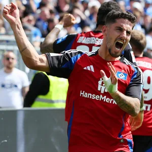 Ludovit Reis jubelt schreiend und mit seinen Armen