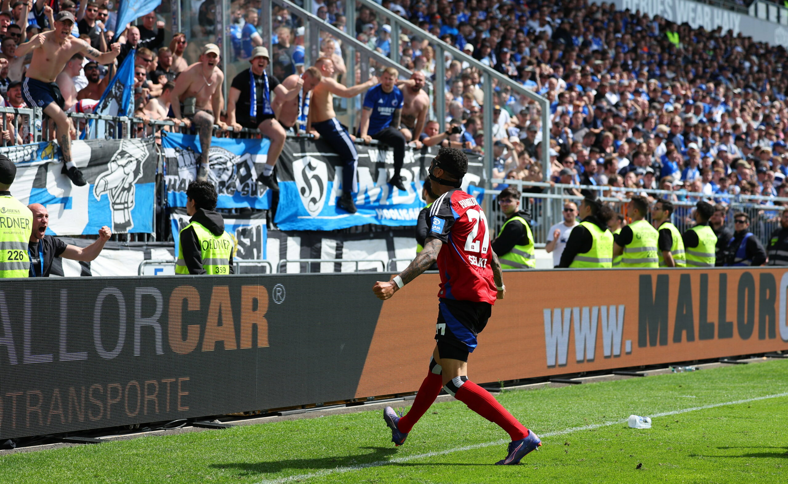 Davie Selke jubelt in Darmstadt vor der HSV-Fankurve