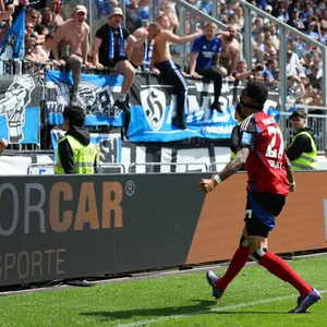 Davie Selke jubelt in Darmstadt vor der HSV-Fankurve