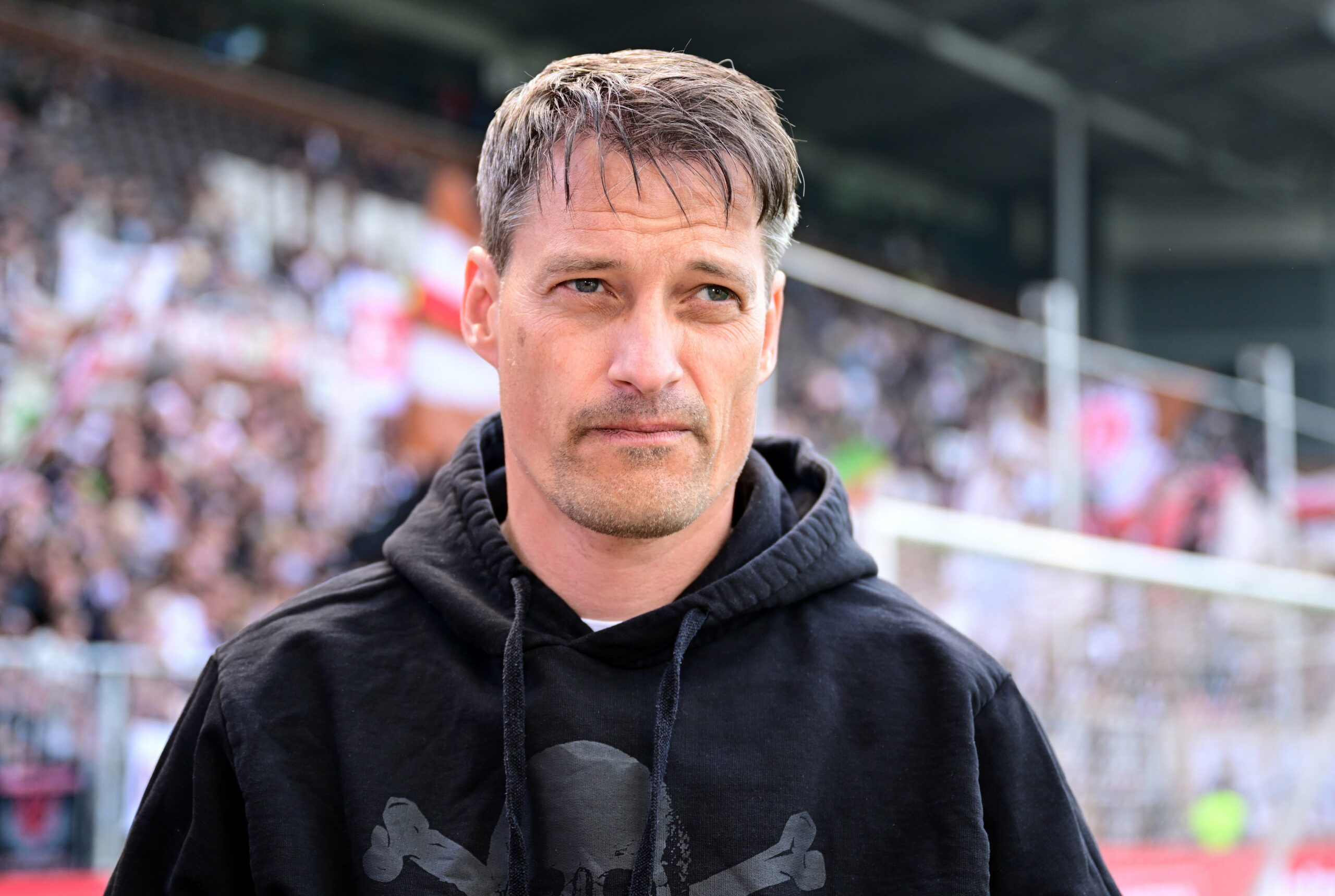 Alexander Blessin mit ernster Miene vor dem Spiel gegen Stuttgart