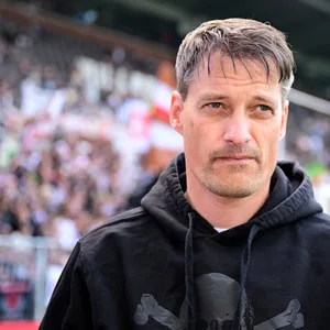 Alexander Blessin mit ernster Miene vor dem Spiel gegen Stuttgart