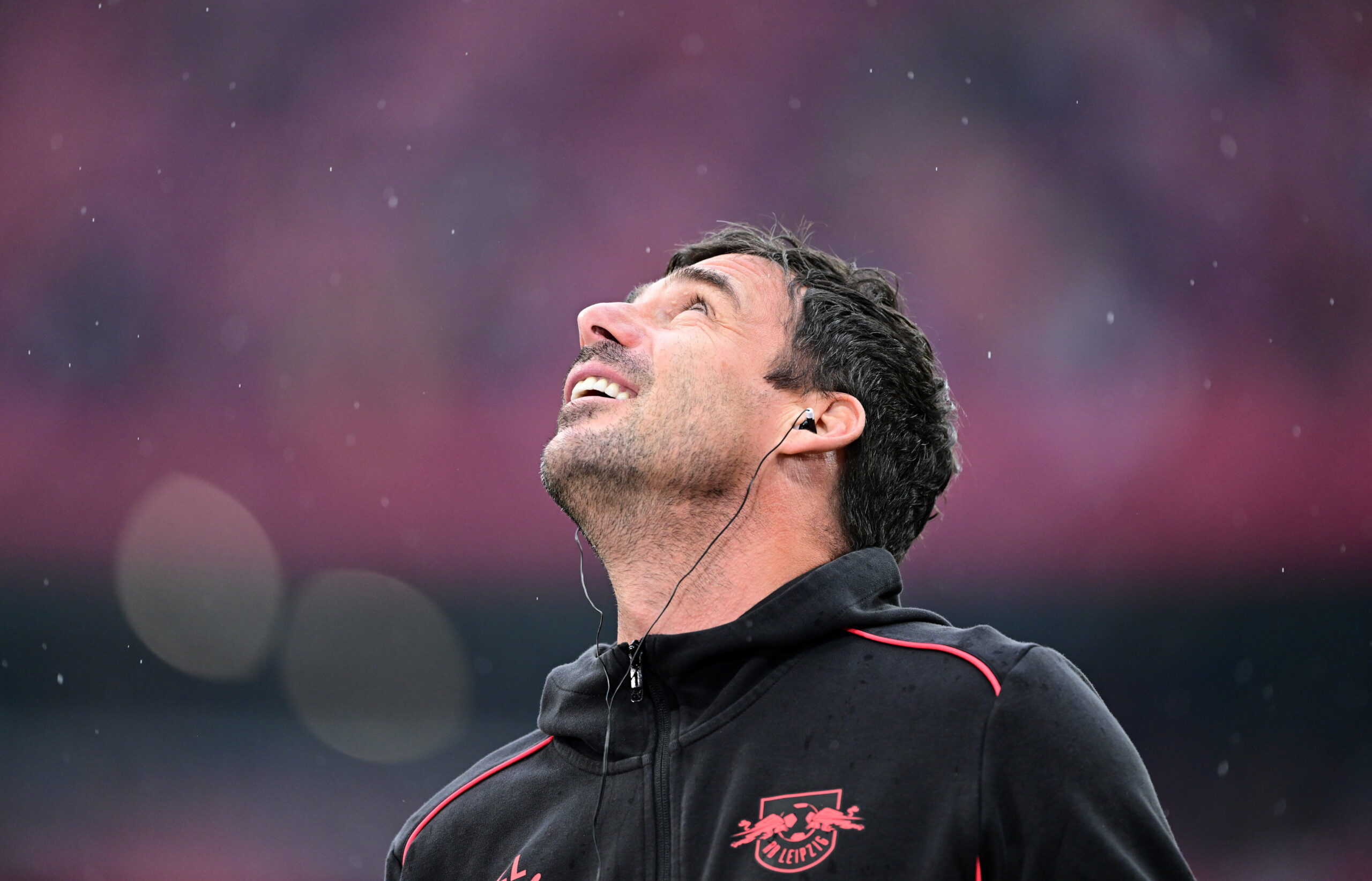 Zsolt Löw blickt in den Himmel