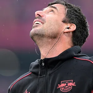 Zsolt Löw blickt in den Himmel