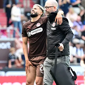 Elias Saad wird verletzt vom Platz geführt