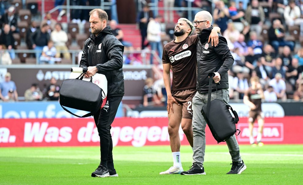 Elias Saad wird gestützt.
