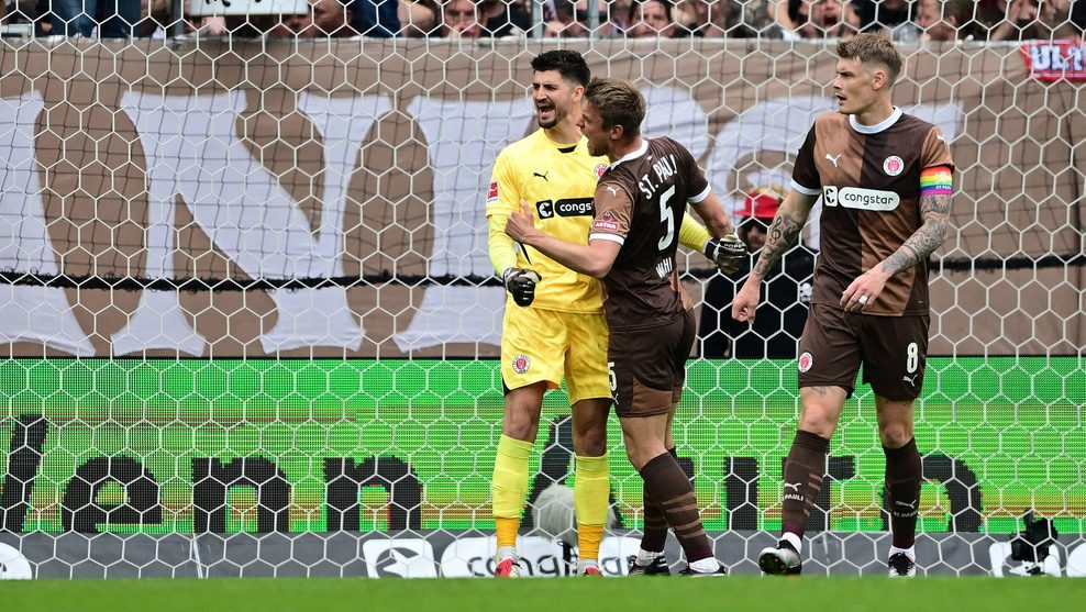 Hauke Wahl feiert Nikola Vasilj.