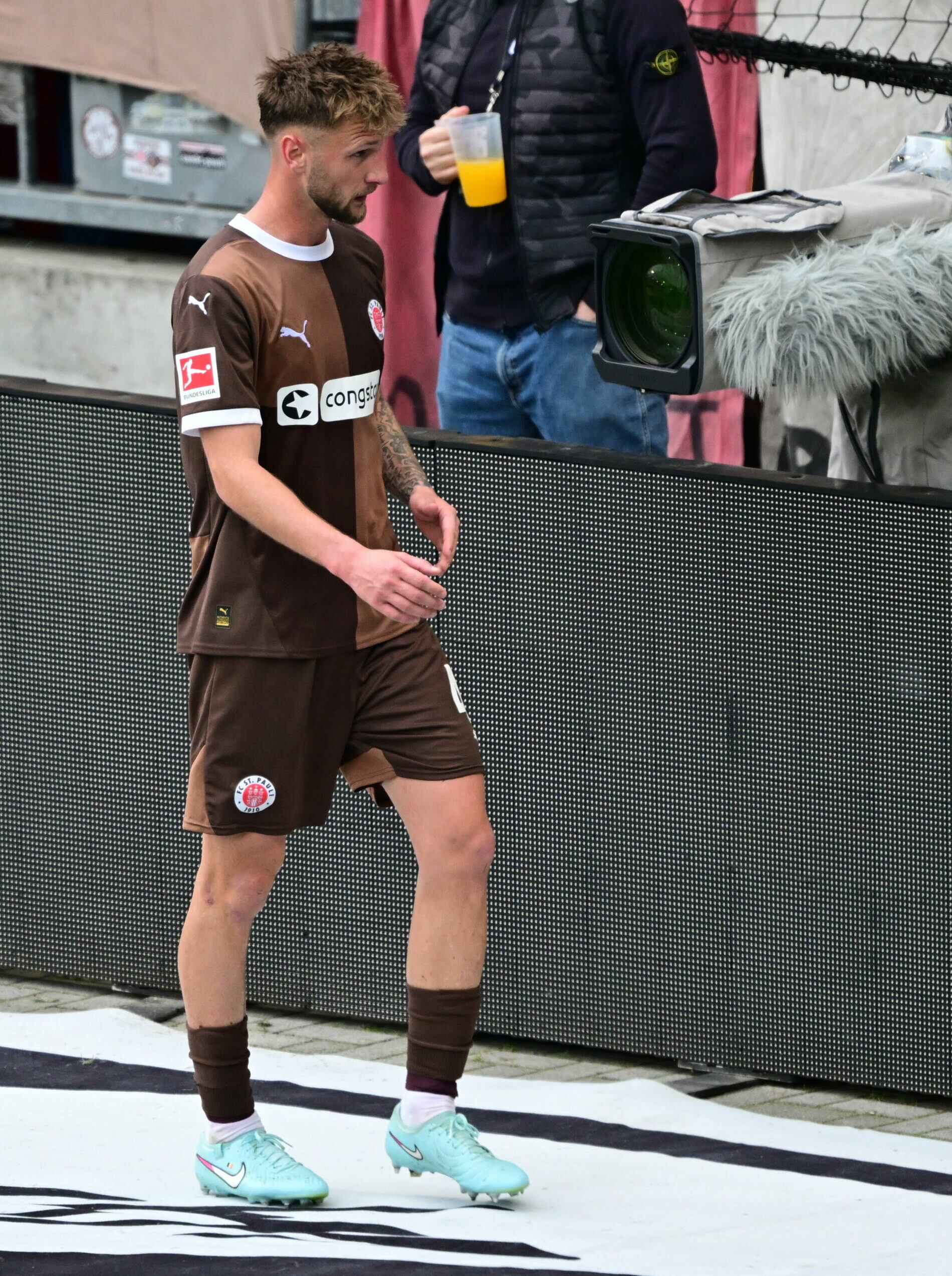 St. Paulis Siebe Van der Heyden verlässt nach seinem Platzverweis den Stadioninnenraum