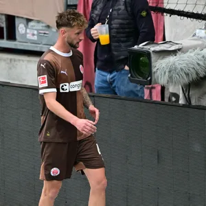St. Paulis Siebe Van der Heyden verlässt nach seinem Platzverweis den Stadioninnenraum