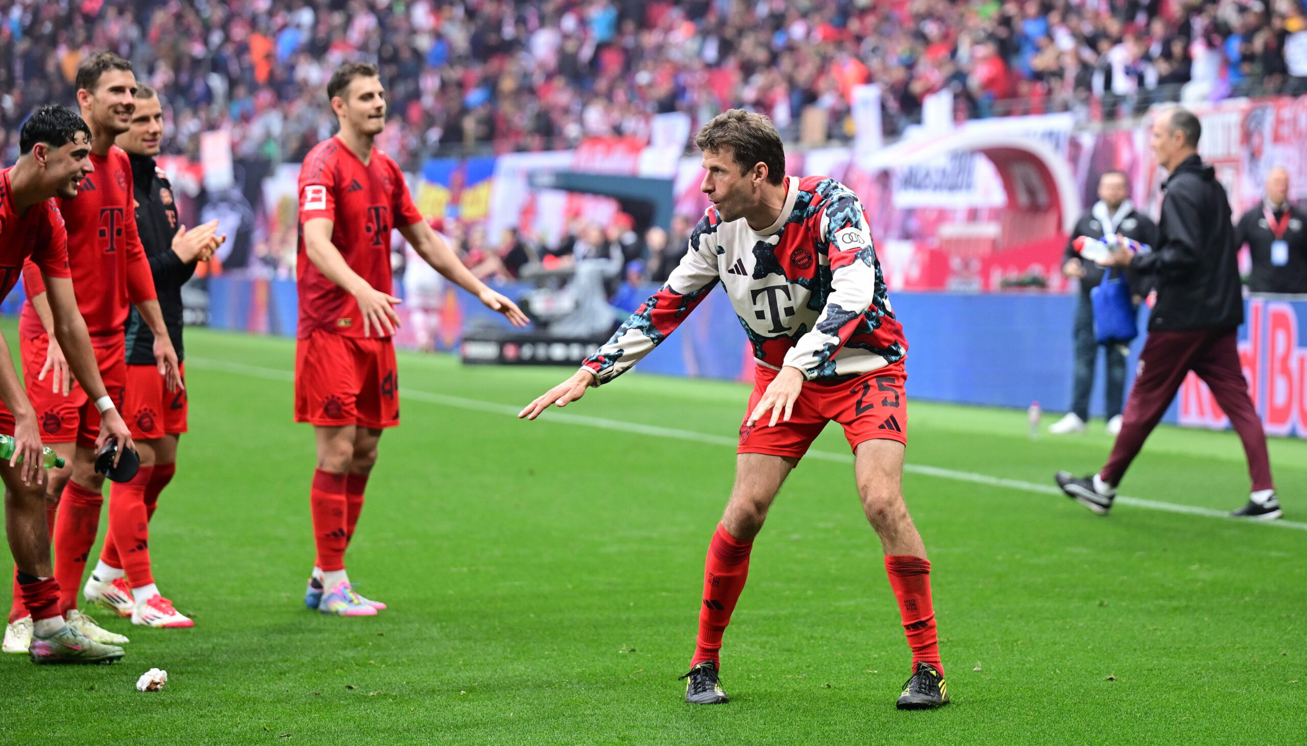 Thomas Müller fühlte sich nach dem Spiel als Meister und initiierte die Laola mit den Fans.
