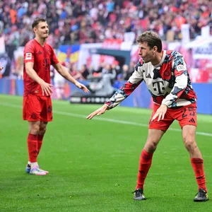 Thomas Müller fühlte sich nach dem Spiel als Meister und initiierte die Laola mit den Fans.
