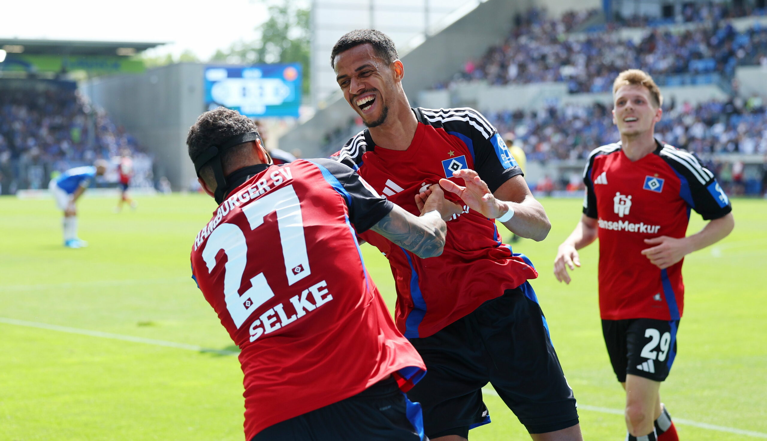 Davie Selke und Robert Glatzel klatschen sich beim Torjubel lachend ab