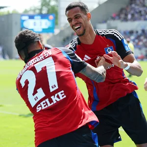 Davie Selke und Robert Glatzel klatschen sich beim Torjubel lachend ab
