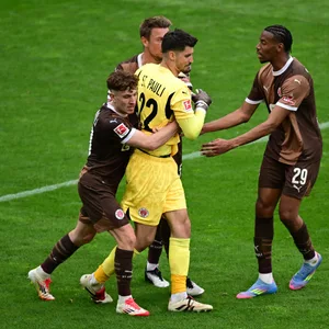 Philipp Treu (l.) musste Nikola Vasilj am vergangenen Samstag nach dessen Platzverweis beruhigen.
