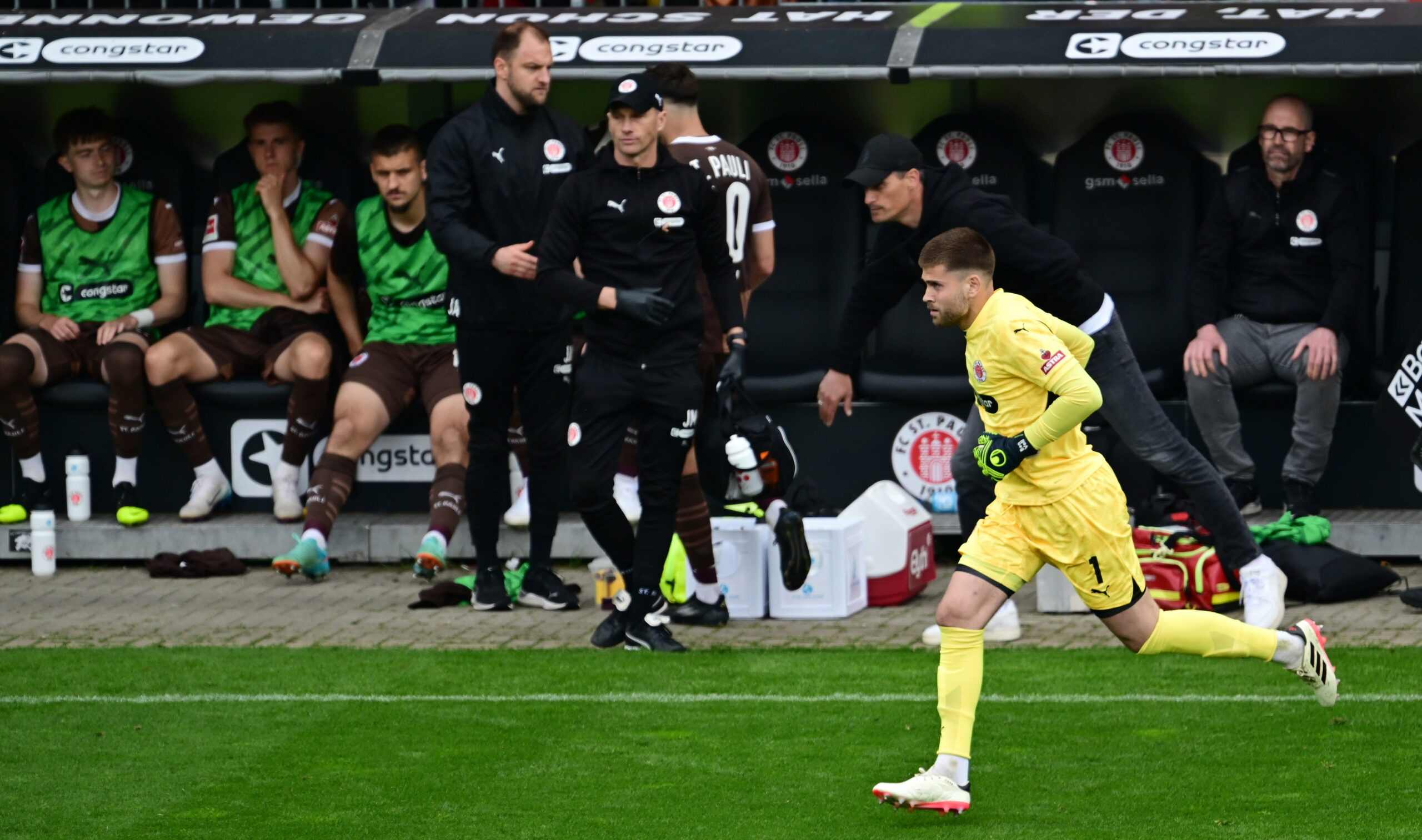 Ben Voll läuft auf das Spielfeld