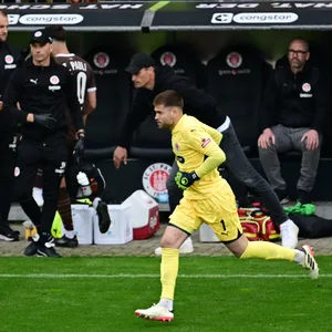 Ben Voll läuft auf das Spielfeld