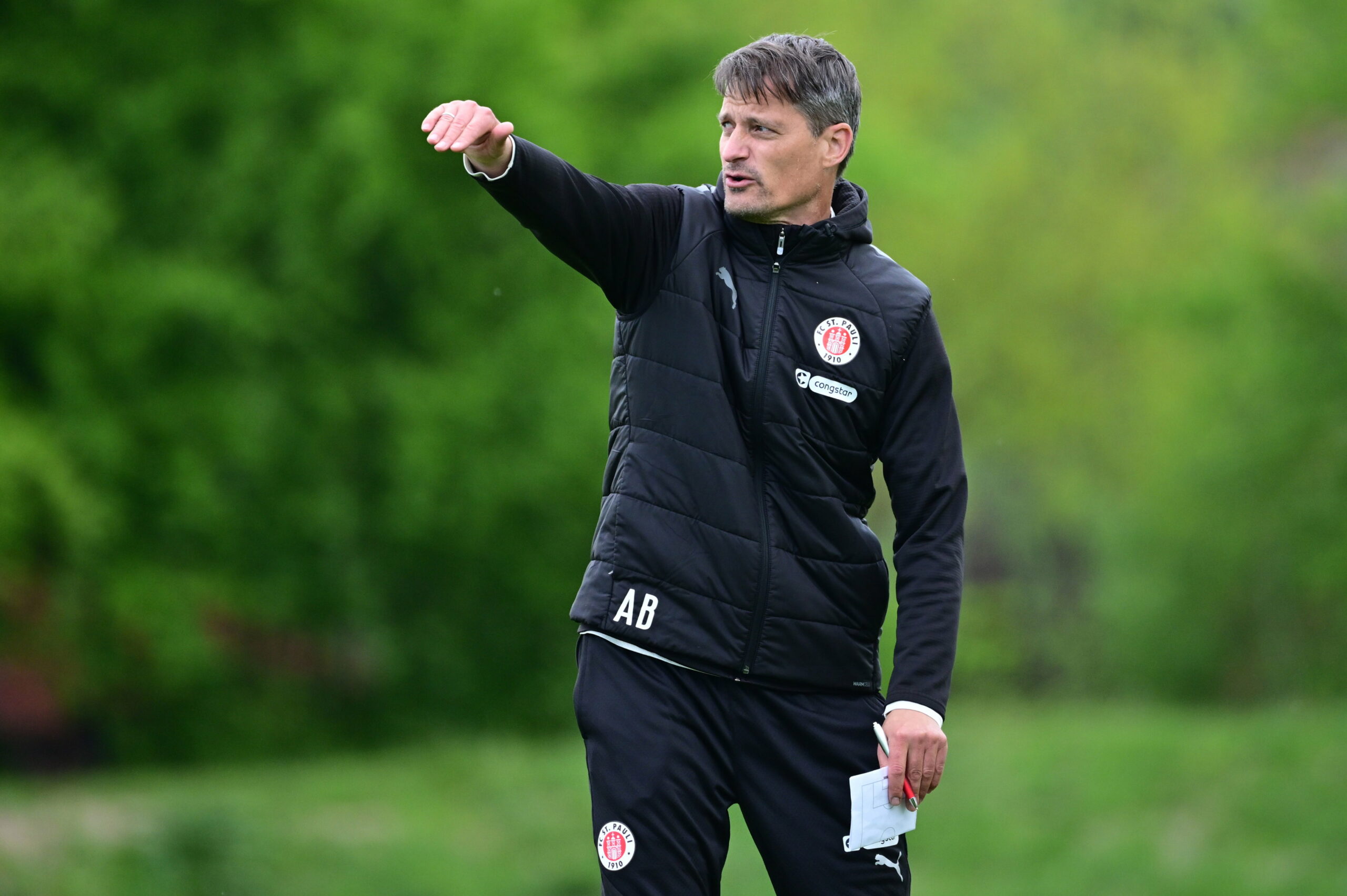 Alexander Blessin gibt im Training Anweisungen