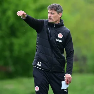 Alexander Blessin gibt im Training Anweisungen