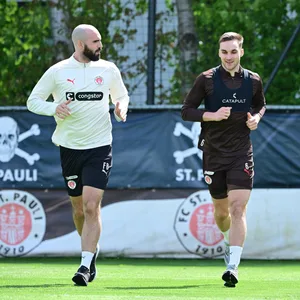 James Sands mit Physio Frederik Bokelmann