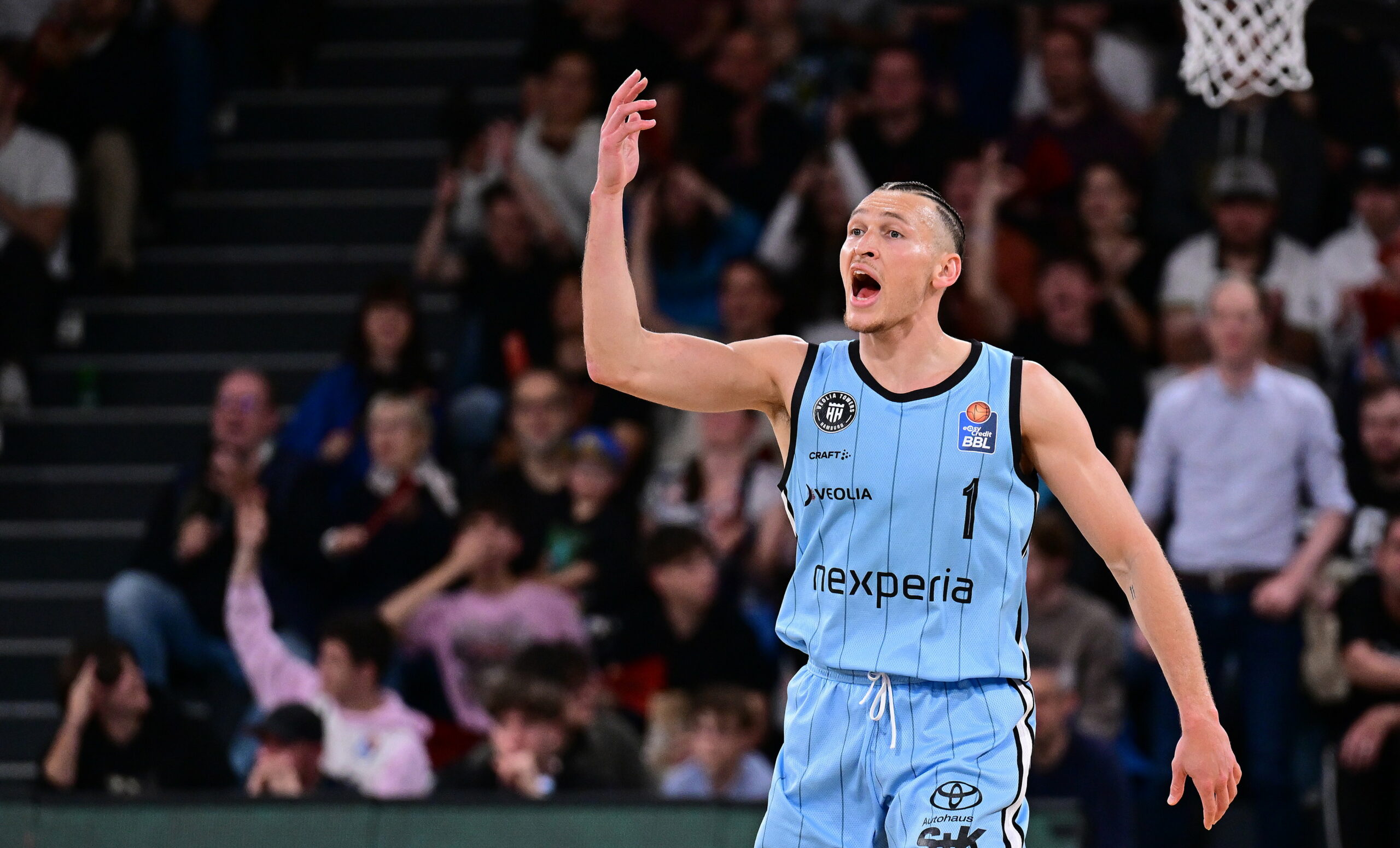Brae Ivey meckert im Towers-Trikot.