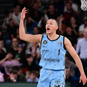 Brae Ivey meckert im Towers-Trikot.