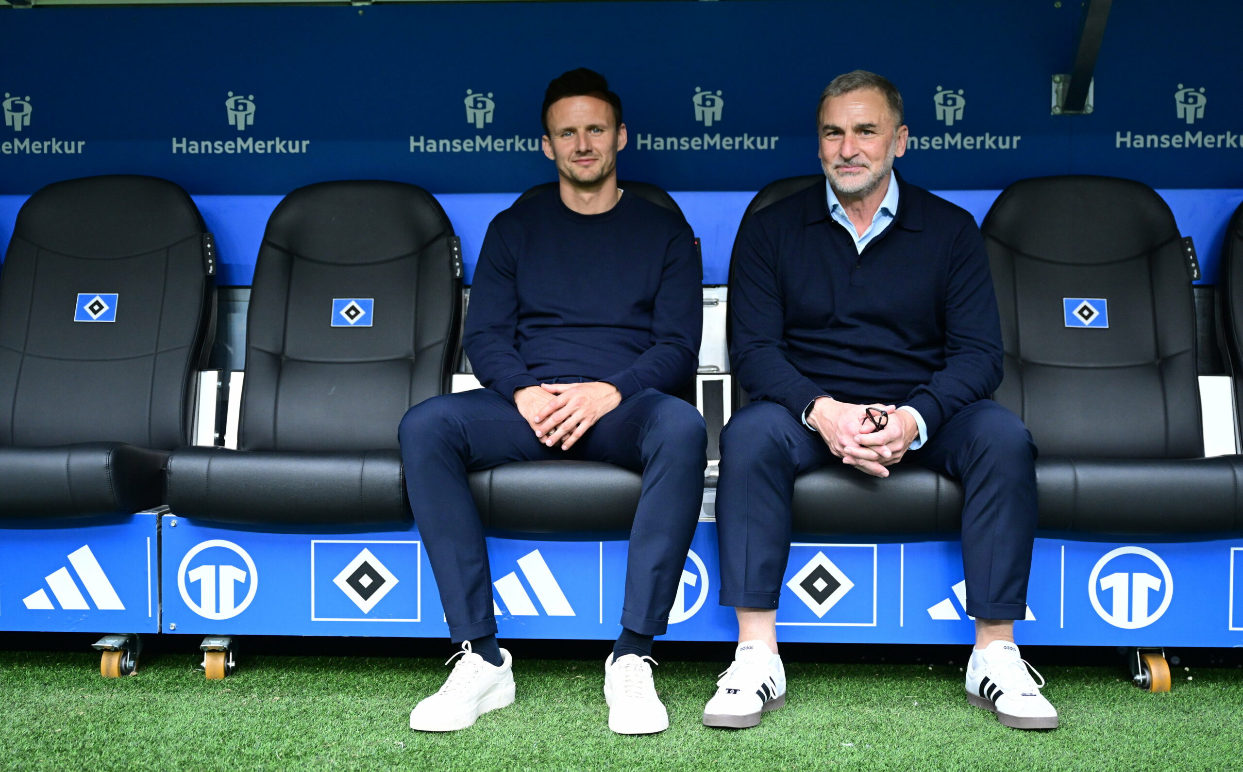 Claus Costa und Stefan Kuntz sitzen nebeneinander auf der HSV-Bank