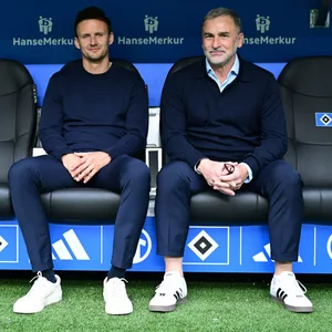 Claus Costa und Stefan Kuntz sitzen nebeneinander auf der HSV-Bank