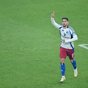 Ludovit Reis zeigt zwei Finger in die Höhe
