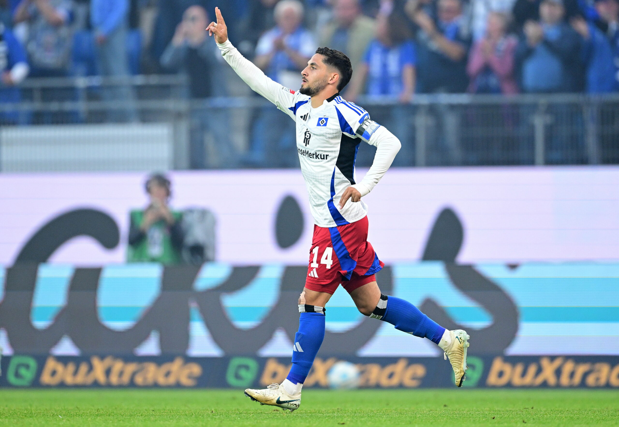 Ludovit Reis bejubelt ein Tor des HSV
