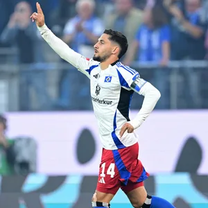 Ludovit Reis bejubelt ein Tor des HSV