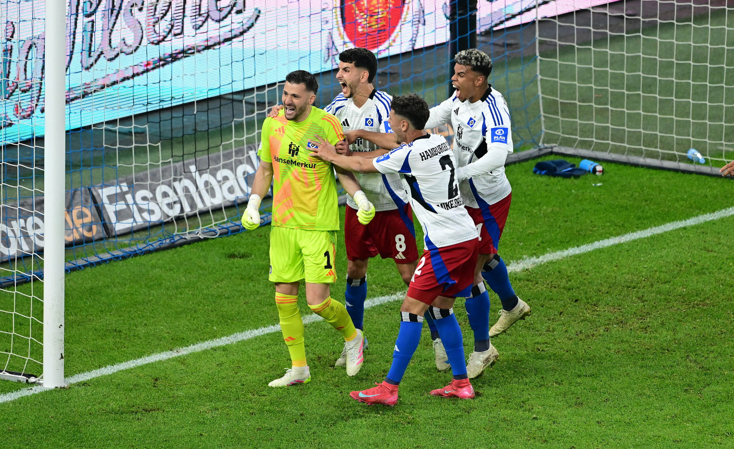 Daniel Heuer Fernandes wird umarmt von Daniel Elfadli, William Mikelbrencis und Ransford Königsdörffer