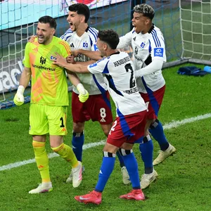 Daniel Heuer Fernandes wird umarmt von Daniel Elfadli, William Mikelbrencis und Ransford Königsdörffer