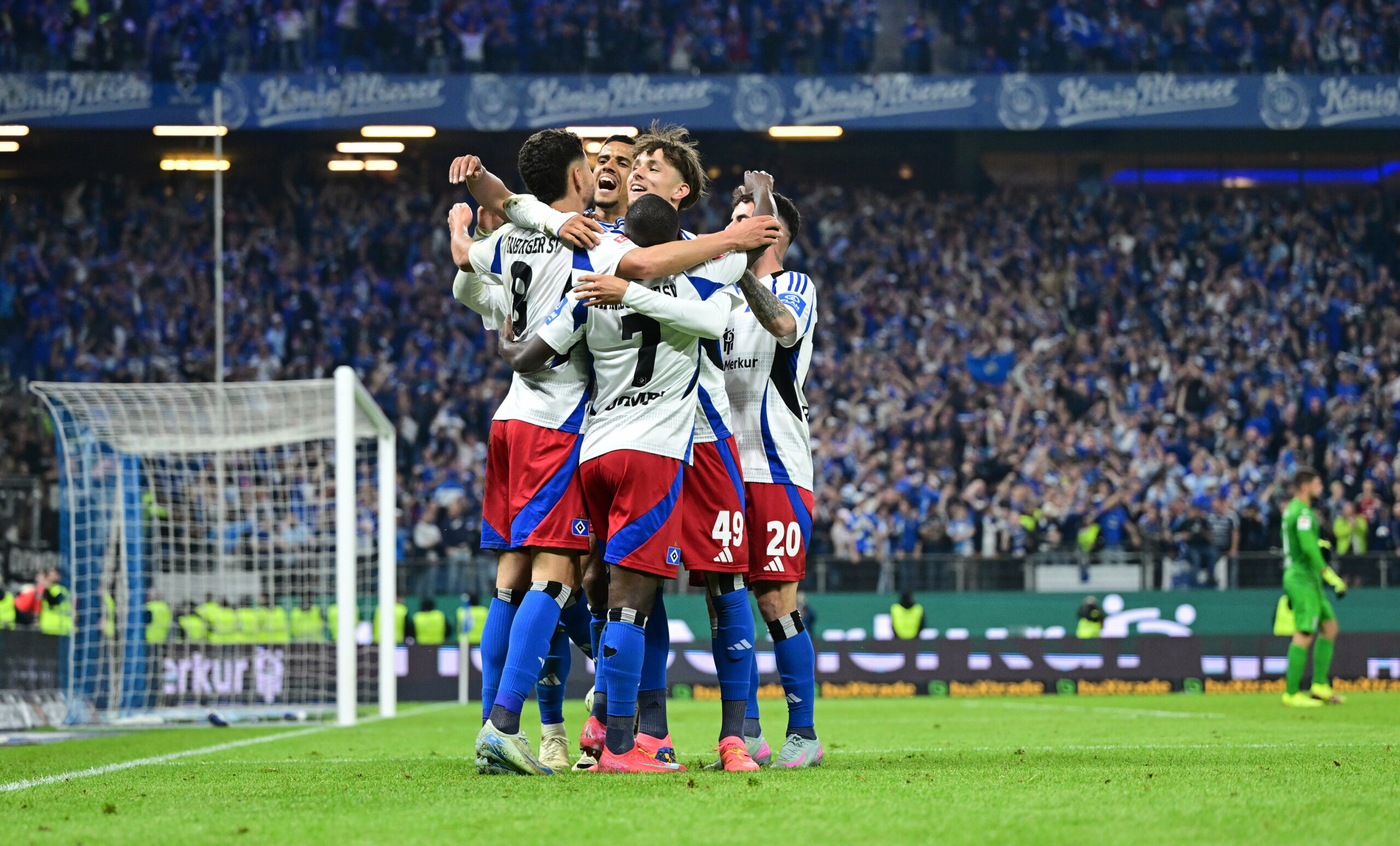 Die Profis des HSV jubeln über den deutlichen Sieg gegen Ulm.