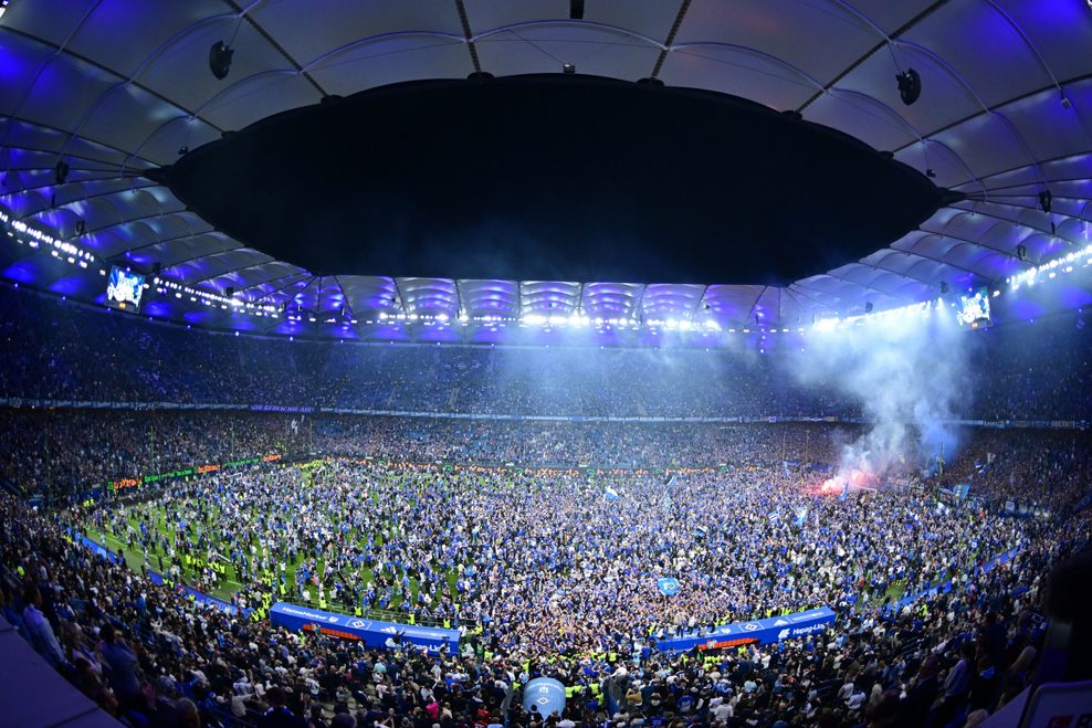 Der Rasen des Volksparkstadions ist voll mit Fans.