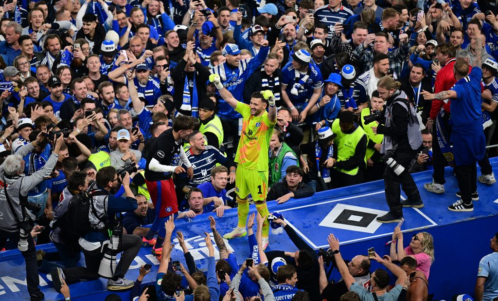 Otto Stange (l.) und Daniel Heuer Fernandes feiern auf dem Dach der Auswechselbank den Aufstieg.