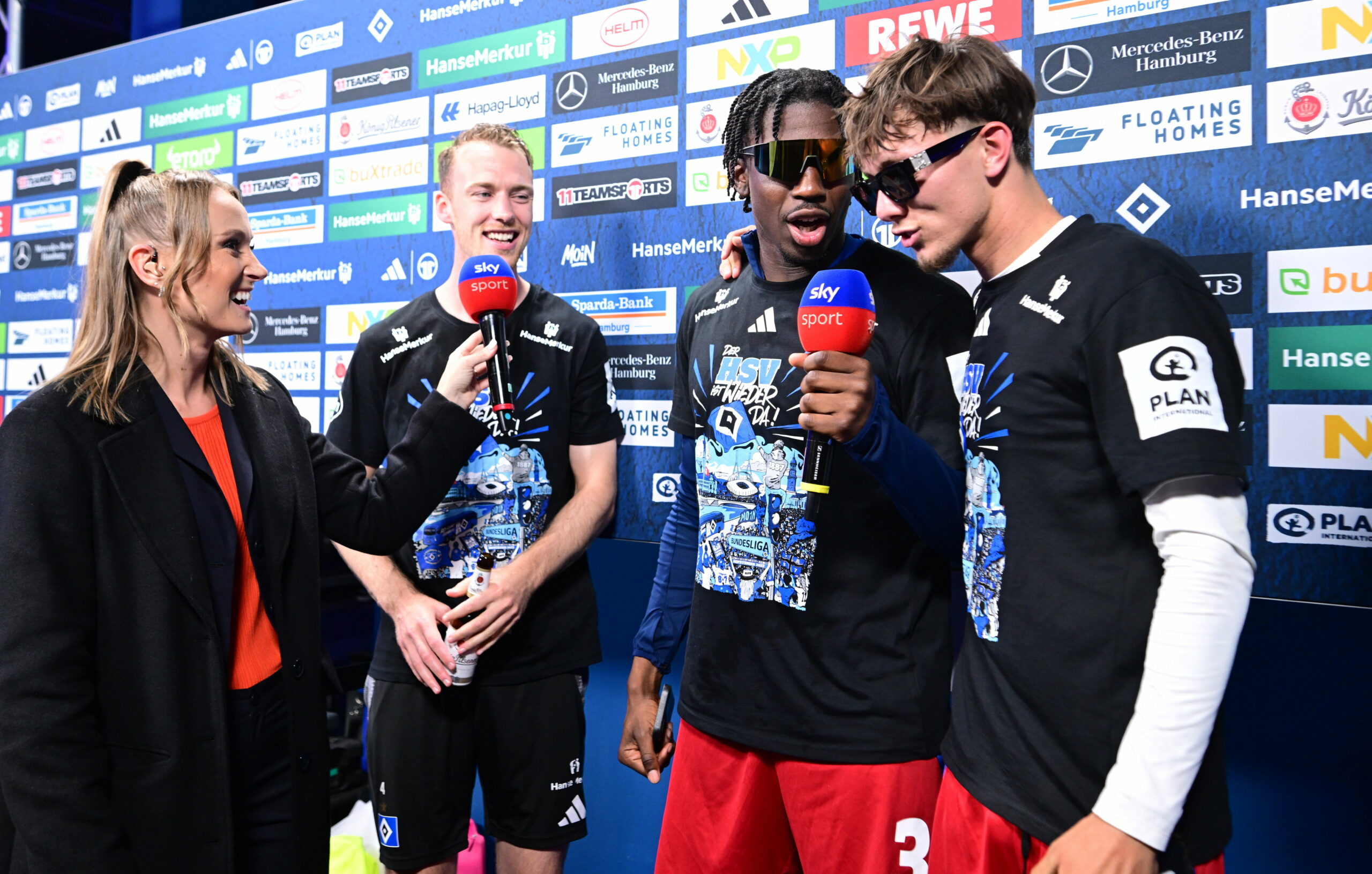 Moderatorin Nele Ocik interviewt Sebastian Schonlau, Joel Agyekum und Otto Stange