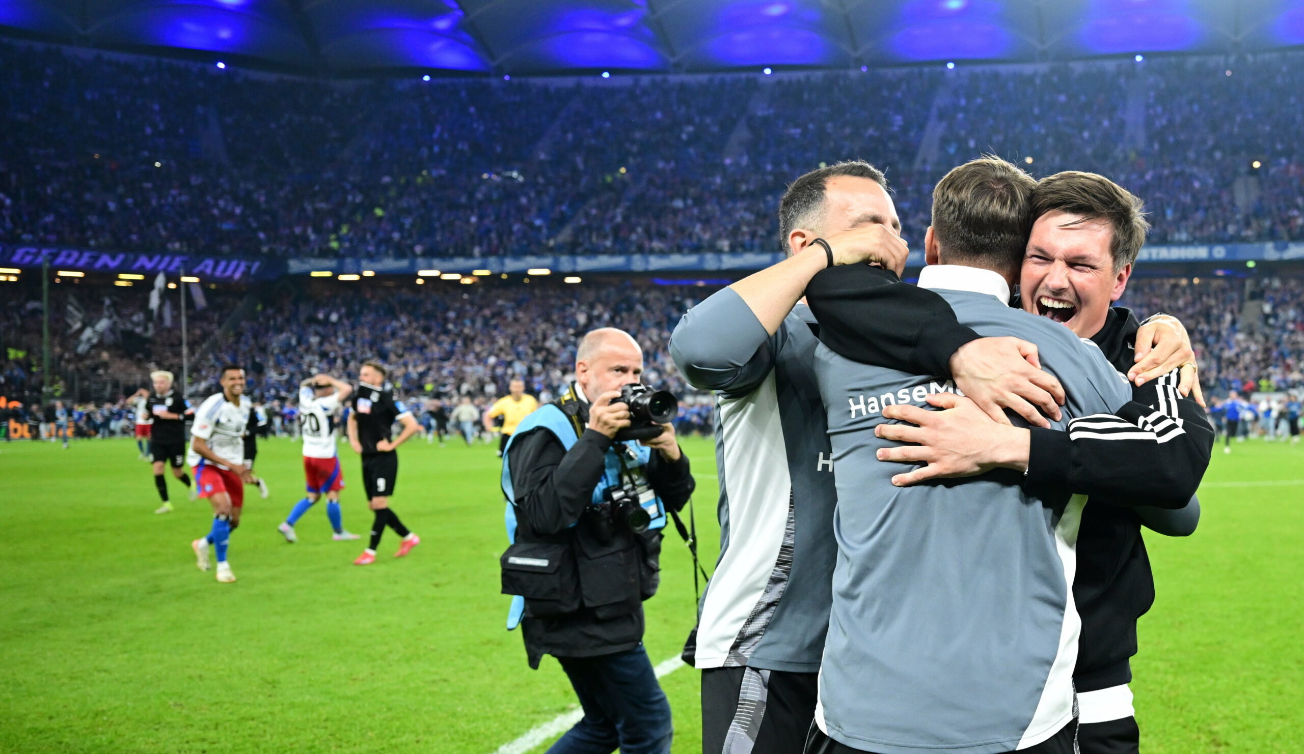 Merlin Polzin feiert mit seinem Trainerteam den Bundesliga-Aufstieg des HSV