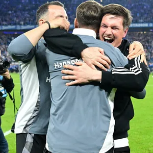 Merlin Polzin feiert mit seinem Trainerteam den Bundesliga-Aufstieg des HSV