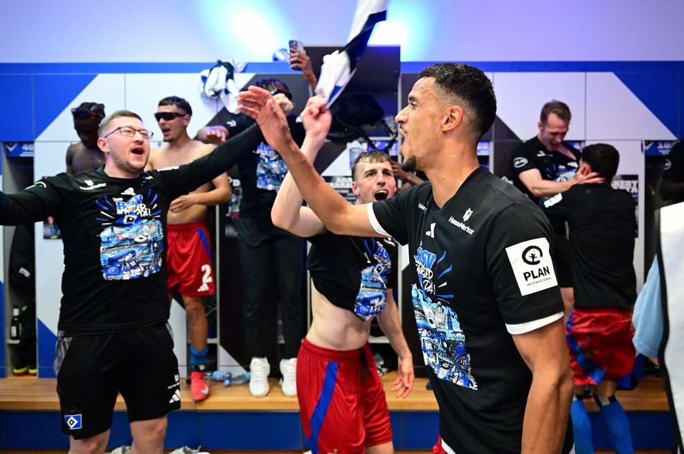 Robert Glatzel (vorne) feiert mit seinen Teamkollegen in der Kabine.