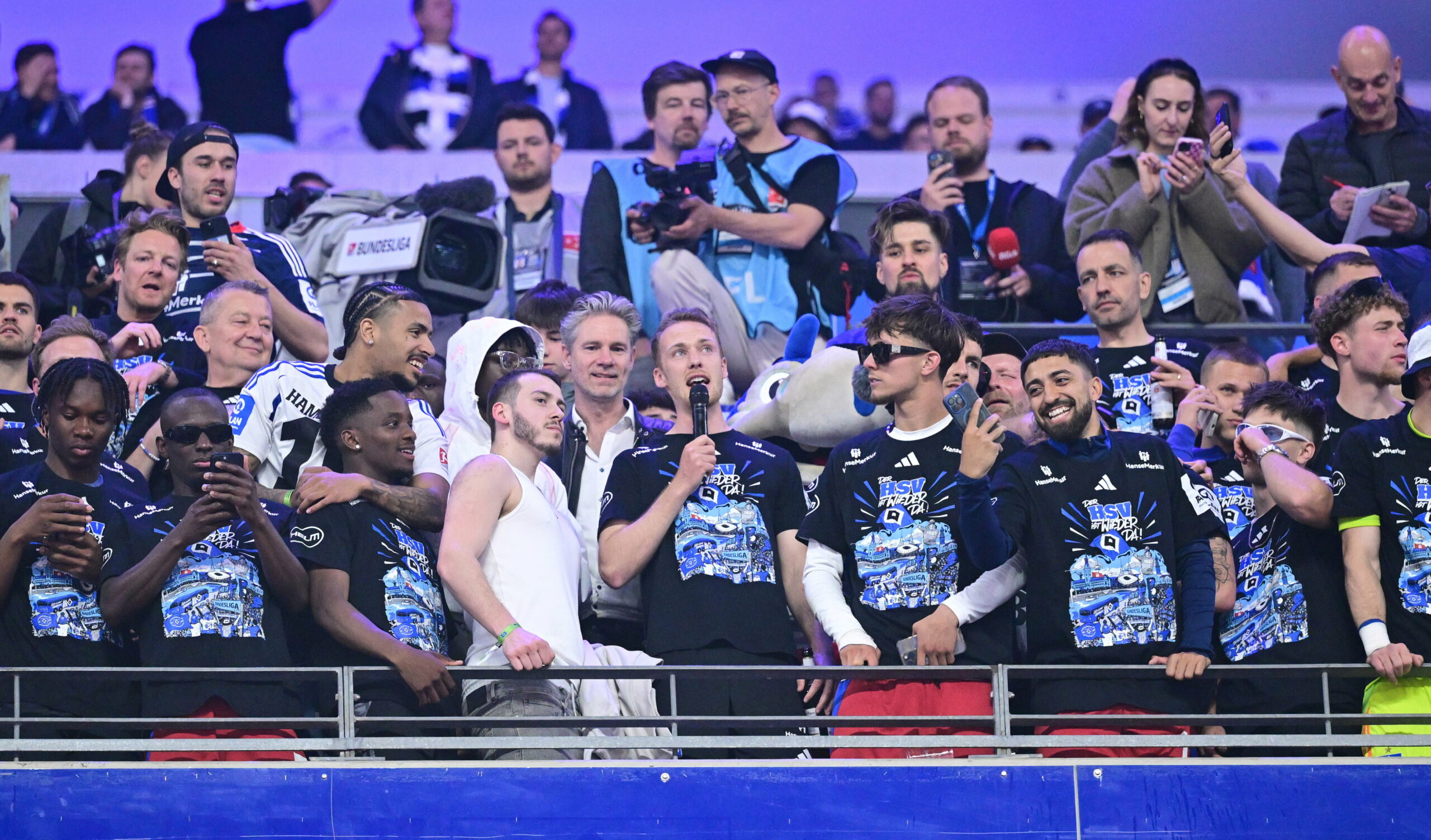 Sebastian Schonlau hält bei der Tribünenfeier der HSV-Profis eine Ansprache neben seinen Mitspielern