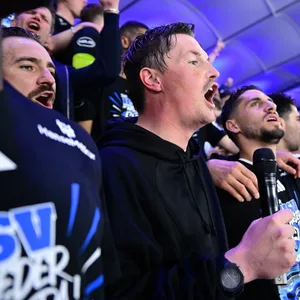Merlin Polzin feierte mit Mannschaft und Fans lange nach dem Abpfiff im Stadion.