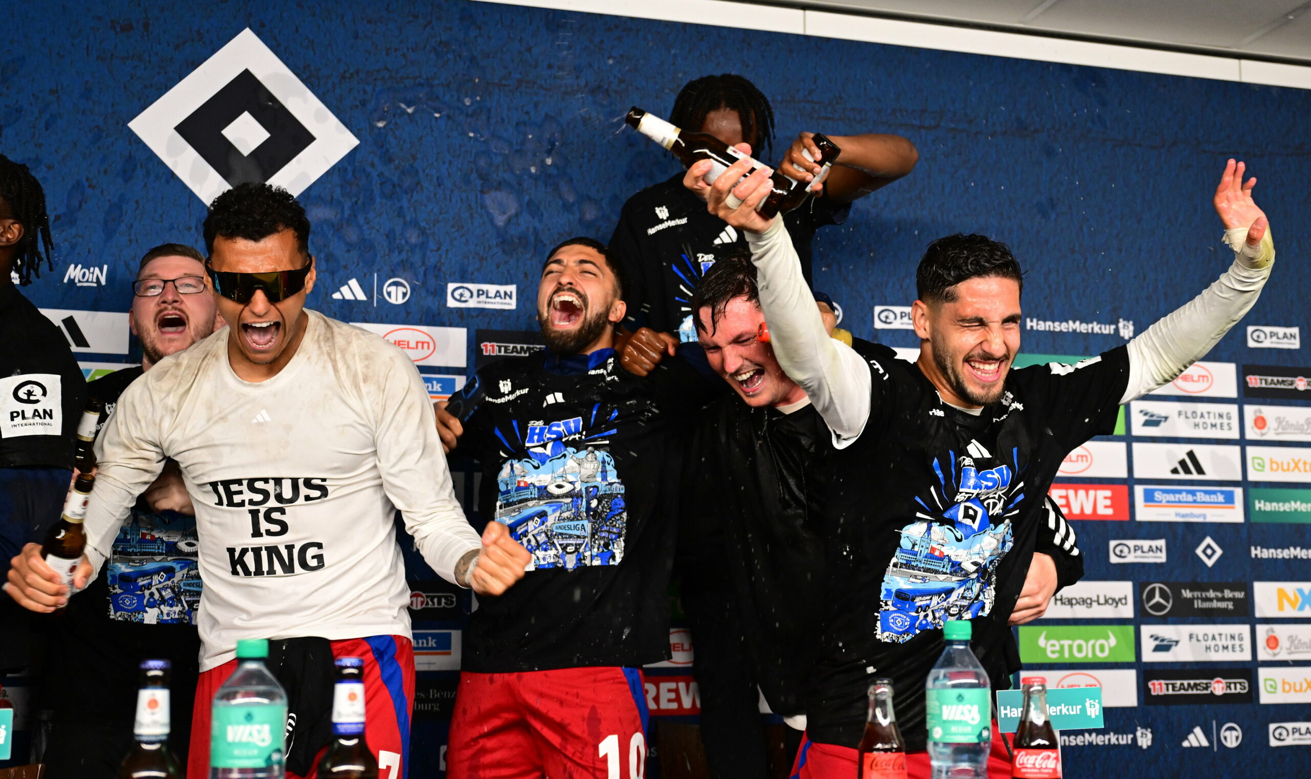 Jubel ohne Grenzen: HSV-Trainer Merlin Polzin (2.v.r.) wird von seinen Profis umringt und gefeiert.