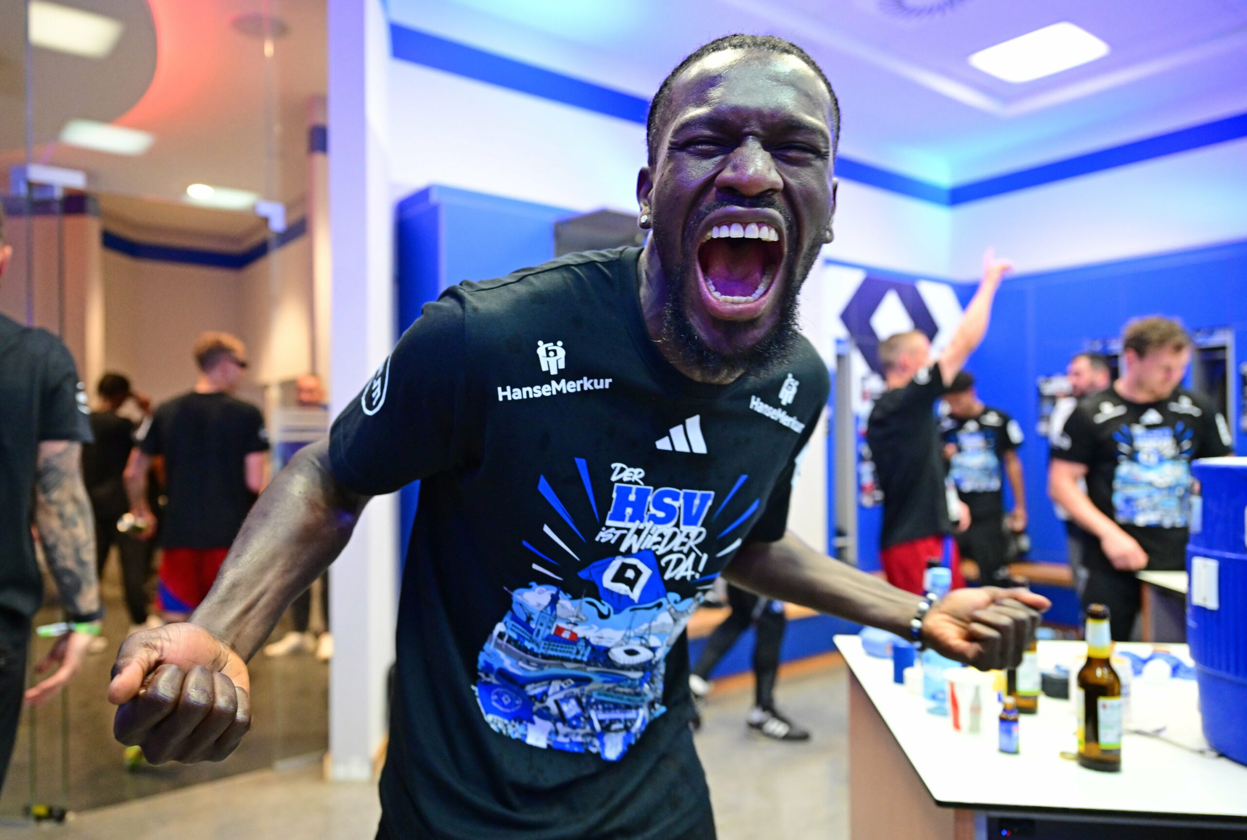 Bakery Jatta jubelt und trägt das HSV-Aufstiegsshirt