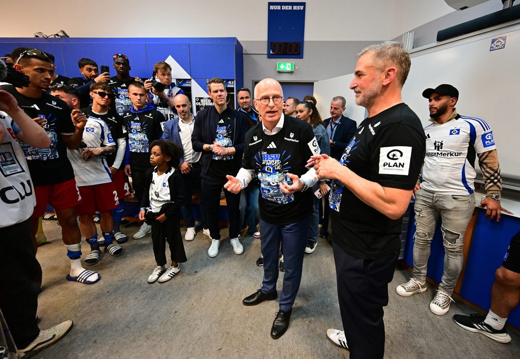 Hamburgs Erster Bürgermeister Peter Tschentscher besuchte die HSV-Profis nach dem Sieg gegen Ulm in der Kabine.